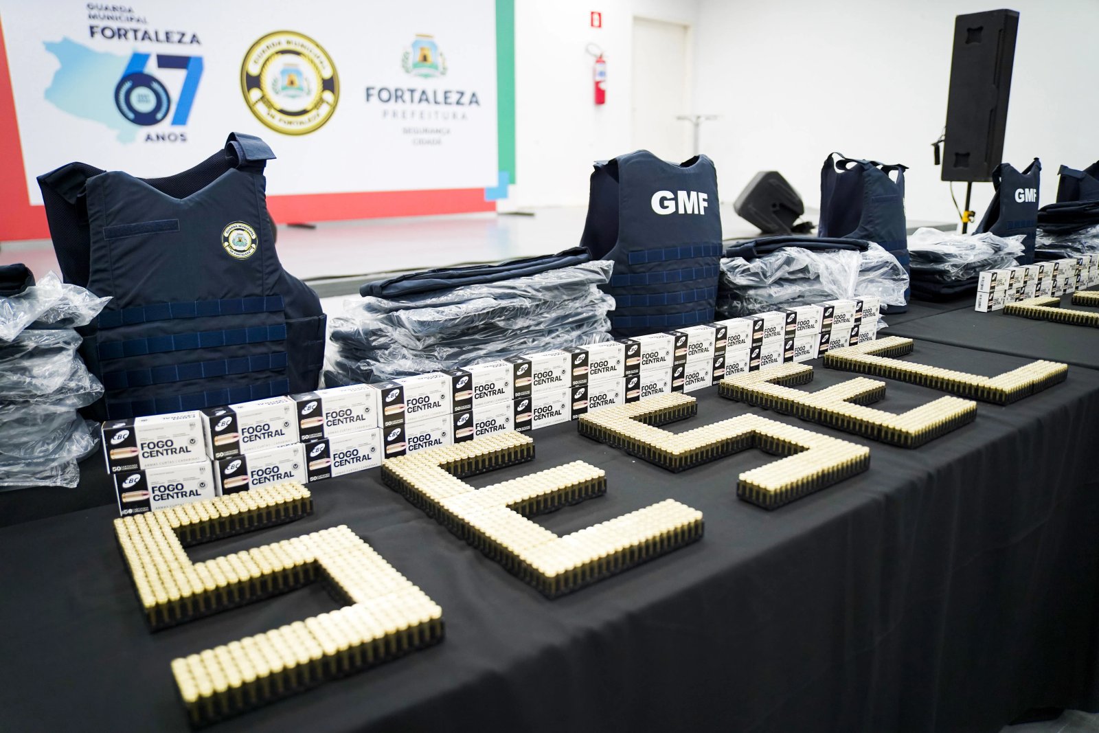 a foto mostra a palavra Sesec montada com balas